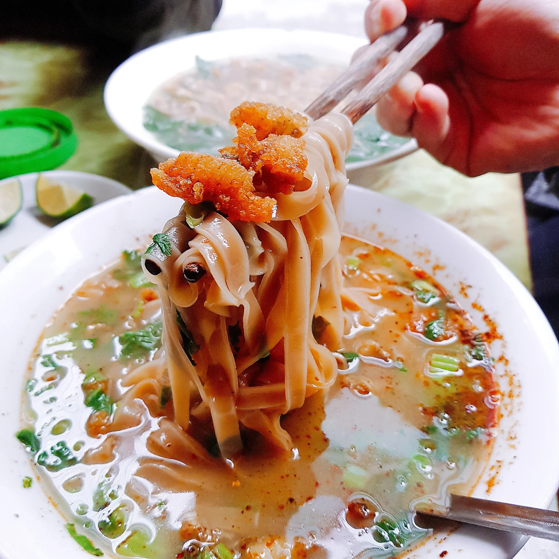Về Nam Định thèm ăn bánh đa cá rô, ghé đây là ngon quá rồi